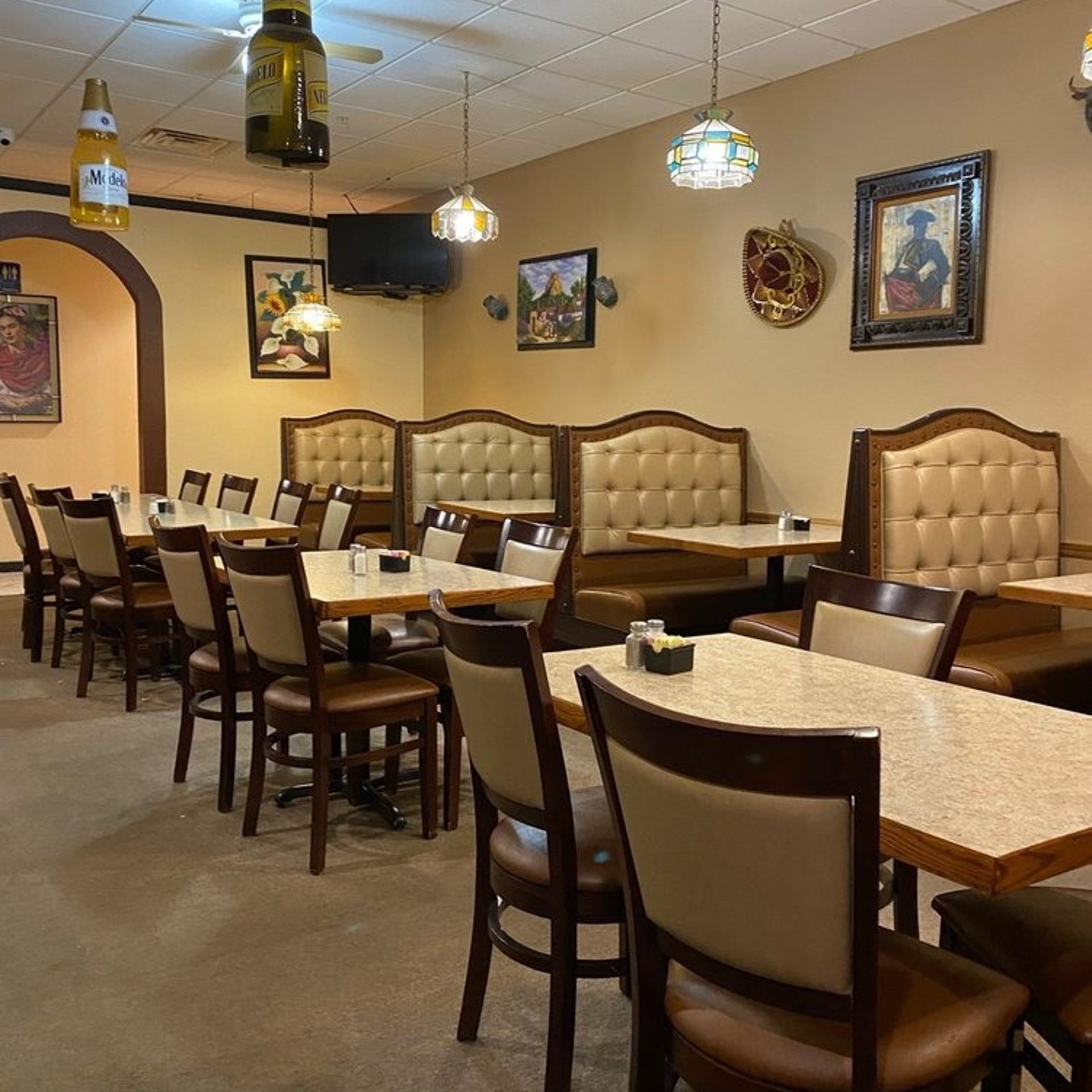 Lively Dining Built For Everyday Moments