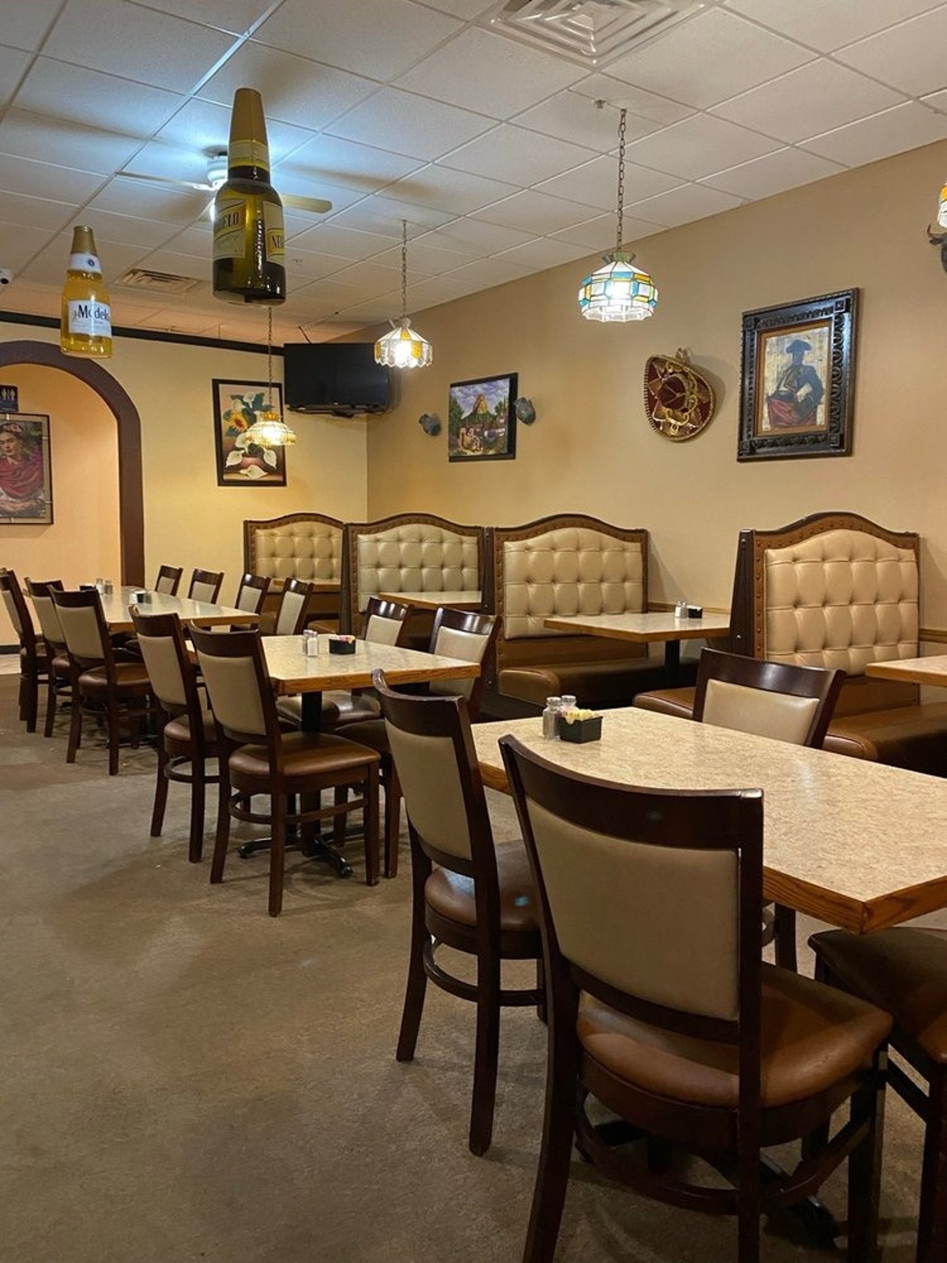 Lively Dining Built For Everyday Moments